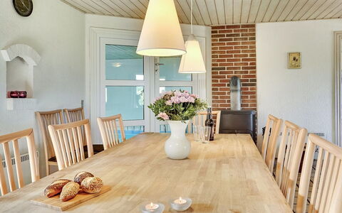 Aurelia - 500M to the Fjord: Mueble, Diseño De Interiores, Piso, Lámpara, Madera, Suelo, Techo, Comedor, Silla, Mesa