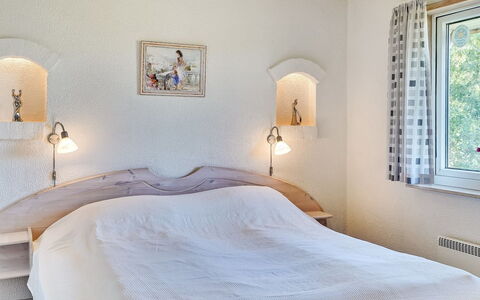 Aurelia - 500M to the Fjord: Cama, Habitación, Pared, Diseño De Interiores, Mueble, Madera, Lecho, Sábana, Techo, Linos