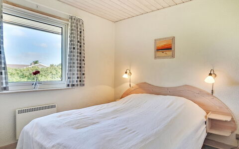 Aurelia - 500M to the Fjord: Habitación, Cama, Sábana, Marco De La Cama, Lecho, Casa, Techo, Linos, Madera Dura, Almohada