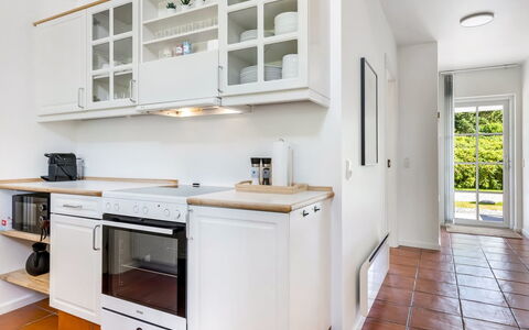Thoran - from the Sea: Cocina, Aparato De Cocina, Gabinetes, Mostrador, Mueble, Diseño De Interiores, Piso, Electrodoméstico, Madera, Suelo