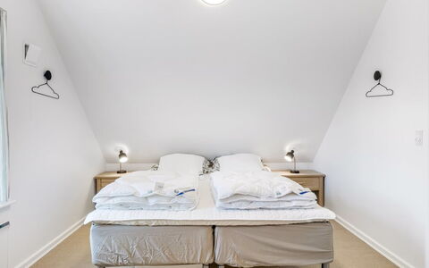 Thoran - from the Sea: Cama, Habitación, Diseño De Interiores, Madera, Techo, Piso, Suelo, Mueble, Lecho, Sábana