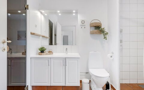 Thoran - from the Sea: Diseño De Interiores, Piso, Pared, Arreglo De Tubería, Suelo, Lavabo, Mueble De Baño, Grifo, Habitación, Baño