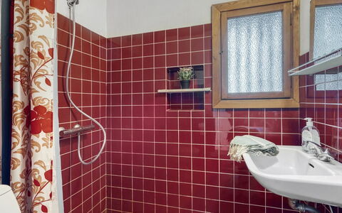 Thorgisl - 1.4Km from the Sea: Arreglo De Tubería, Baño, Piso, Diseño De Interiores, Suelo, Plomería, Loseta, Grifo, Lavabo, Habitación