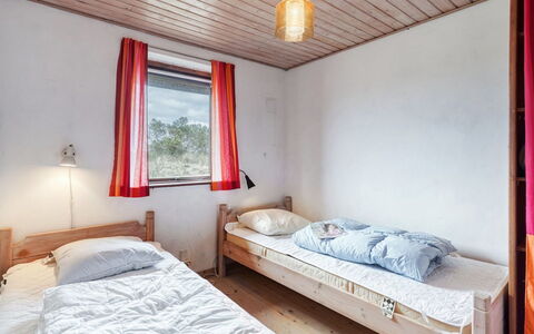 Thorgisl - 1.4Km from the Sea: Habitación, Cama, Pared, Madera, Diseño De Interiores, Sábana, Techo, Lecho, Suelo, Piso