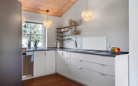 Ingmund - 2Km from the Sea: Diseño De Interiores, Piso, Mostrador, Madera, Techo, Gabinetes, Cocina, Mueble, Suelo, Lámpara