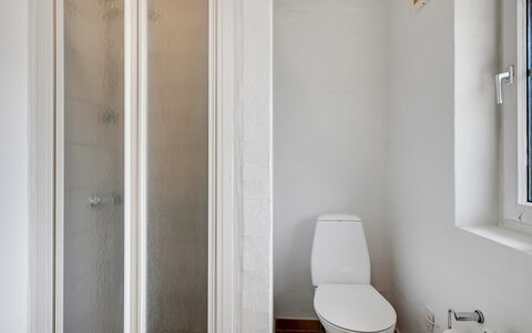 Ingmund - 2Km from the Sea: Pared, Piso, Suelo, Madera, Puerta, Diseño De Interiores, Arreglo De Tubería, Habitación, Baño, Material Compuesto