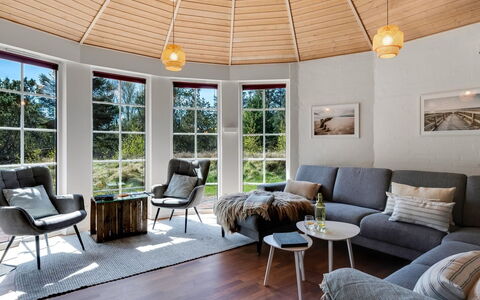 Ingmund - 2Km from the Sea: Diseño De Interiores, Mueble, Piso, Madera, Suelo, Techo, Sala, Suelos De Madera, Mesa, Casa