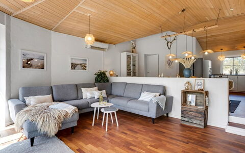 Ingmund - 2Km from the Sea: Diseño De Interiores, Mueble, Sofá, Madera, Piso, Techo, Sala, Lámpara, Suelo, Casa