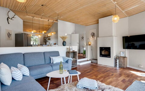 Ingmund - 2Km from the Sea: Mueble, Diseño De Interiores, Piso, Sofá, Madera, Techo, Sala, Suelo, Lámpara, Casa