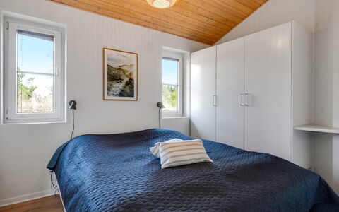 Ingmund - 2Km from the Sea: Madera, Techo, Habitación, Diseño De Interiores, Cama, Suelo, Piso, Casa, Sábana, Mueble
