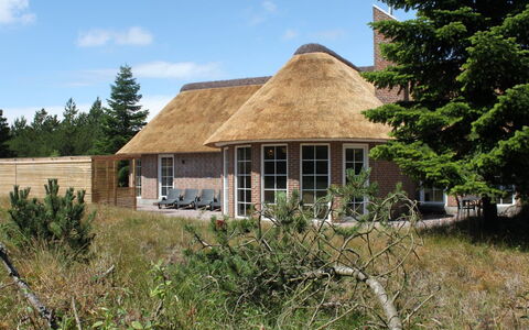 Ingmund - 2Km from the Sea: Edificio, Techo, Cubrir Con Paja, Casa, Cabaña, Casa, Barrio Residencial, El Terreno Del Lote, Puerta, Asentamientos Humanos