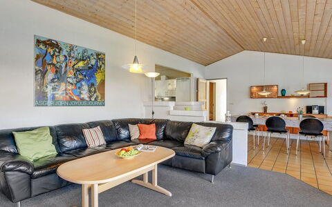 Tali - 700M from the Sea: Diseño De Interiores, Madera, Techo, Sofá, Piso, Mueble, Suelo, Sala, Habitación