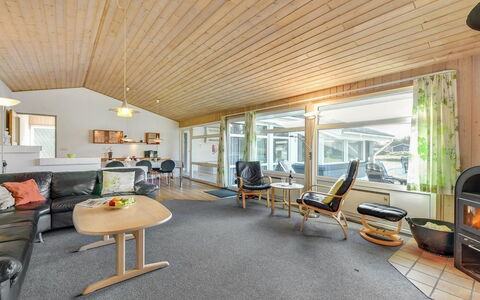 Tali - 700M from the Sea: Diseño De Interiores, Techo, Madera, Sofá, Piso, Mueble, Sala, Suelo, Casa