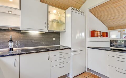 Tali - 700M from the Sea: Cocina, Mostrador, Aparato De Cocina, Piso, Diseño De Interiores, Electrodoméstico, Madera, Gabinetes, Suelo, Techo