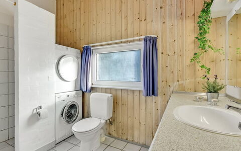 Tali - 700M from the Sea: Piso, Madera, Suelo, Arreglo De Tubería, Techo, Diseño De Interiores, Lavabo, Baño, Habitación, Lavabo Del Baño