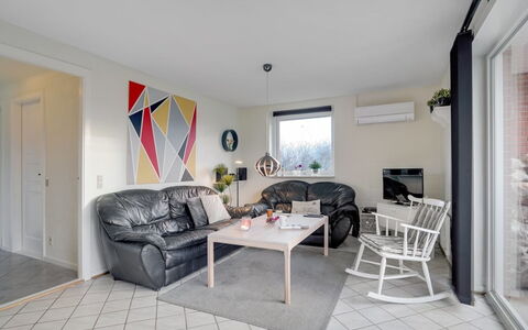 Dværg - 350M from the Sea: Mueble, Diseño De Interiores, Piso, Pared, Suelo, Techo, Sofá, Habitación, Departamento, Sala