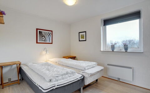 Dværg - 350M from the Sea: Pared, Cama, Habitación, Madera, Diseño De Interiores, Mueble, Suelo, Techo, Piso, Sábana
