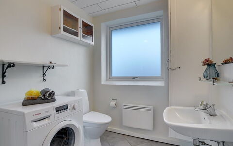Dværg - 350M from the Sea: Piso, Arreglo De Tubería, Suelo, Diseño De Interiores, Techo, Habitación, Baño, Plomería, Baño, Lavabo