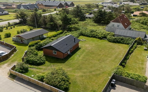 Dværg - 350M from the Sea: Techo, Barrio Residencial, Casa, Paisaje, Llanura, Casa, El Terreno Del Lote, Área Rural, Asentamientos Humanos, Inmuebles