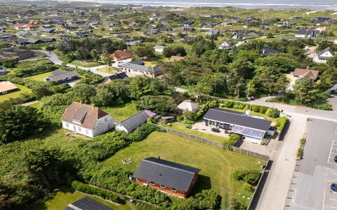 Dværg - 350M from the Sea: Barrio Residencial, Vista Panorámica, Casa, Paisaje, Techo, Casa, Fotografía Aérea, Suburbio, El Terreno Del Lote, Inmuebles