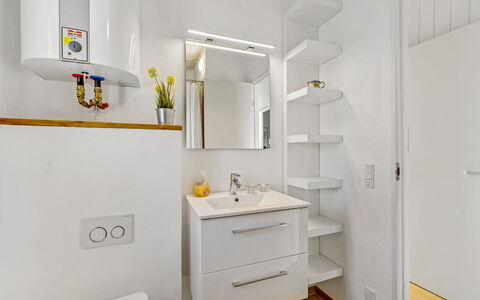 Thorgny - from the Sea: Pared, Arreglo De Tubería, Piso, Madera, Diseño De Interiores, Mueble De Baño, Suelo, Baño, Lavabo Del Baño, Gabinetes