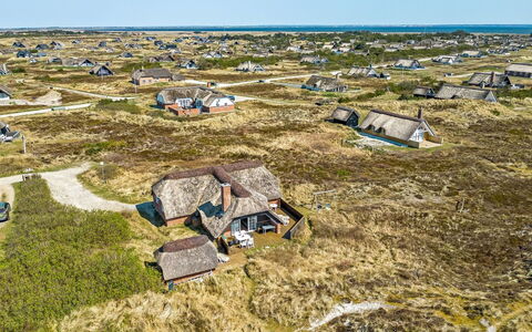 Slava - 250M from the Sea: Techo, El Terreno Del Lote, Cabaña, Casa, Área Rural, Cobertizo, Vía Muerta, Edificios Del Jardín, Cuarto De Troncos, \Choza