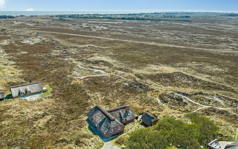 Slava - 250M from the Sea: Techo, El Terreno Del Lote, Cabaña, Casa, Área Rural, Cobertizo, Vía Muerta, Edificios Del Jardín, Cuarto De Troncos, \Choza