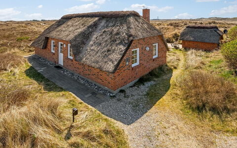 Slava - 250M from the Sea: Techo, El Terreno Del Lote, Cabaña, Casa, Área Rural, Cobertizo, Vía Muerta, Edificios Del Jardín, Cuarto De Troncos, \Choza