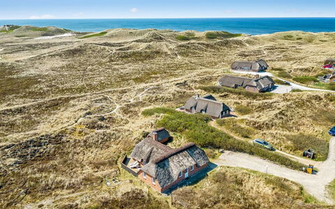 Slava - 250M from the Sea: Techo, El Terreno Del Lote, Cabaña, Casa, Área Rural, Cobertizo, Vía Muerta, Edificios Del Jardín, Cuarto De Troncos, \Choza
