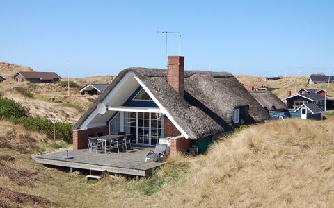 Edvard - 400M from the Sea: Techo, Casa, Casa, Cabaña, Vía Muerta, Inmuebles, Entrada De Coches, Edificios Del Jardín, Yarda, Cobertizo