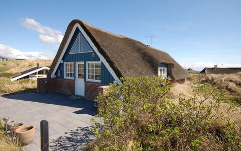 Edvard - 400M from the Sea: Techo, Casa, Casa, Cabaña, Vía Muerta, Inmuebles, Entrada De Coches, Edificios Del Jardín, Yarda, Cobertizo