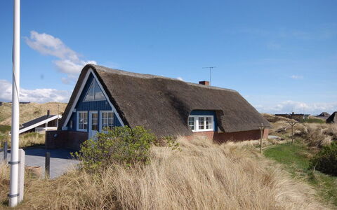 Edvard - 400M from the Sea: Techo, Casa, Casa, Cabaña, Vía Muerta, Inmuebles, Entrada De Coches, Edificios Del Jardín, Yarda, Cobertizo