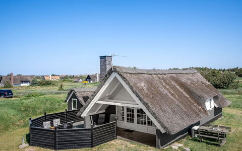 Franciska - 800M from the Sea: Techo, El Terreno Del Lote, Cabaña, Casa, Área Rural, Cobertizo, Vía Muerta, Edificios Del Jardín, Cuarto De Troncos, \Choza