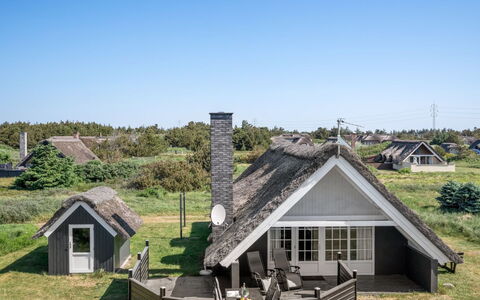 Franciska - 800M from the Sea: Techo, El Terreno Del Lote, Cabaña, Casa, Área Rural, Cobertizo, Vía Muerta, Edificios Del Jardín, Cuarto De Troncos, \Choza
