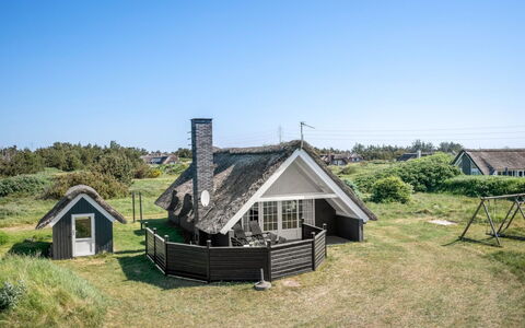 Franciska - 800M from the Sea: Techo, El Terreno Del Lote, Cabaña, Casa, Área Rural, Cobertizo, Vía Muerta, Edificios Del Jardín, Cuarto De Troncos, \Choza