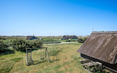Franciska - 800M from the Sea: Techo, El Terreno Del Lote, Cabaña, Casa, Área Rural, Cobertizo, Vía Muerta, Edificios Del Jardín, Cuarto De Troncos, \Choza