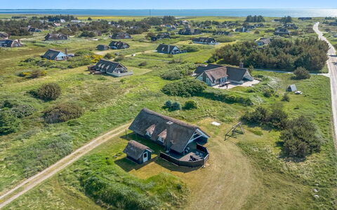 Franciska - 800M from the Sea: Techo, El Terreno Del Lote, Cabaña, Casa, Área Rural, Cobertizo, Vía Muerta, Edificios Del Jardín, Cuarto De Troncos, \Choza
