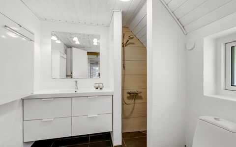 Laetitita - from the Sea: Piso, Arreglo De Tubería, Suelo, Baño, Lavabo, Lavabo Del Baño, Madera, Mueble De Baño, Diseño De Interiores, Techo