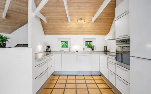 Laetitita - from the Sea: Piso, Madera, Cocina, Diseño De Interiores, Techo, Suelo, Mostrador, Suelos De Madera, Casa, Mueble
