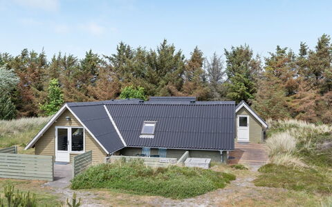 Hinz - from the Sea: Casa, Techo, Casa, Cabaña, Arbusto, Cobertura Del Suelo, Inmuebles, Casa De Campo, Vía Muerta, Edificios Del Jardín