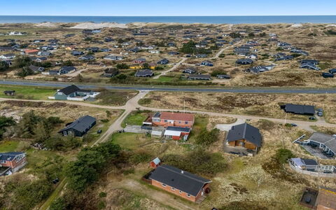 Hawarth - 300M to the Fjord: Arbusto, Diseño Urbano, Cobertura Del Suelo, Ladrillo, Departamento, Inmuebles, Enladrillado, Balcón, Paisajismo