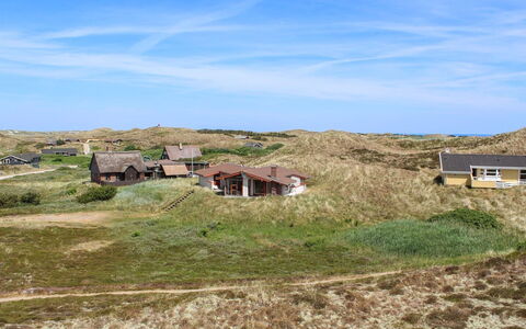 Jorma - 250M to the Fjord: Hierba, Casa, Techo, Casa, Cabaña, Arbusto, El Terreno Del Lote, Área Rural, Casa De Campo, Cobertura Del Suelo