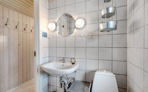 Elmeri - from the Sea: Piso, Diseño De Interiores, Arreglo De Tubería, Suelo, Lavabo Del Baño, Baño, Techo, Lavabo, Plomería, Grifo