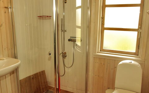 Soeren - from the Sea: Arreglo De Tubería, Baño, Asiento Del Baño, Piso, Madera, Suelo, Baño, Plomería, Lavabo Del Baño, Diseño De Interiores