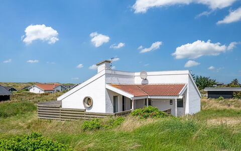 Jænis - from the Sea: Cielo, Hierba, Edificio, Techo, Casa, Casa, Arquitectura, Barrio Residencial, Cabaña, El Terreno Del Lote