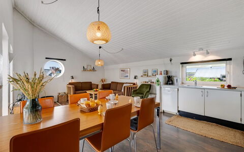 Jænis - from the Sea: Techo, Diseño De Interiores, Mueble, Casa, Suelo, Cocina Y Comedor Mesa, Lámpara, Sofá, Sala