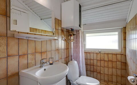 Jænis - from the Sea: Arreglo De Tubería, Madera, Piso, Suelo, Lavabo Del Baño, Diseño De Interiores, Lavabo, Baño, Techo, Plomería