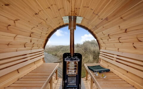 Malgest - 100M from the Sea: Techo, El Terreno Del Lote, Cabaña, Casa, Área Rural, Cobertizo, Vía Muerta, Edificios Del Jardín, Cuarto De Troncos, \Choza