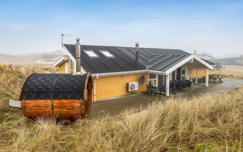 Malgest - 100M from the Sea: Techo, El Terreno Del Lote, Cabaña, Casa, Área Rural, Cobertizo, Vía Muerta, Edificios Del Jardín, Cuarto De Troncos, \Choza