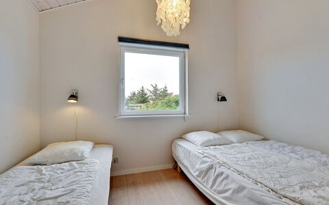 Sibyll - from the Sea: Pared, Habitación, Madera, Techo, Cama, Suelo, Diseño De Interiores, Piso, Sábana, Lecho